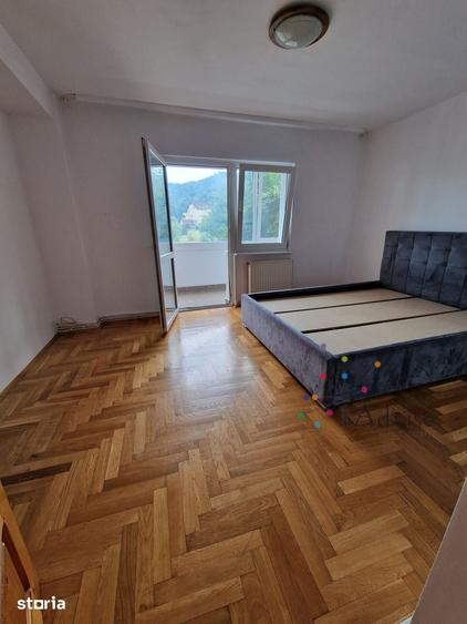 Apartament cu 4 camere decomandat în Noua
