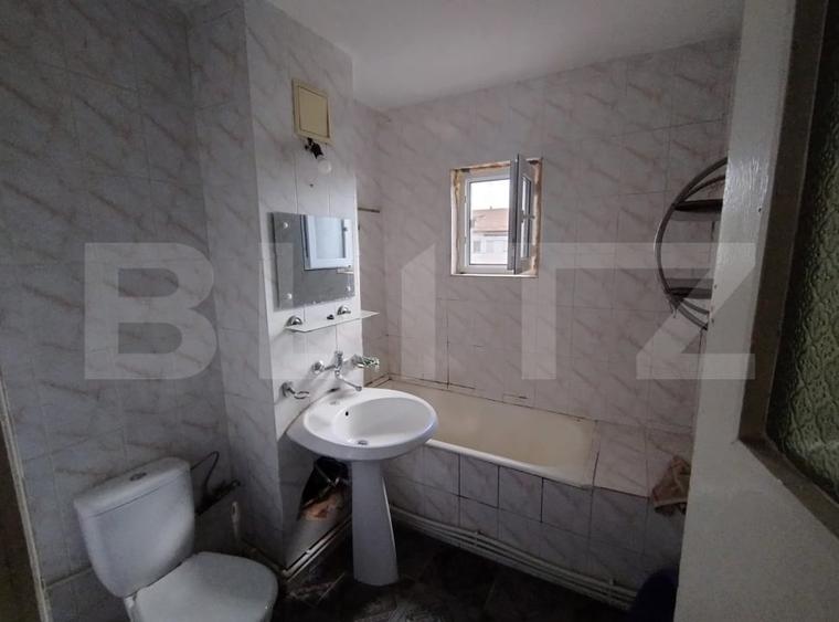 Apartament cu 3 camere decomandat în Craiovița Nouă