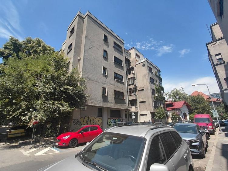 Apartament cu 3 camere semidecomandat în Grădina Icoanei