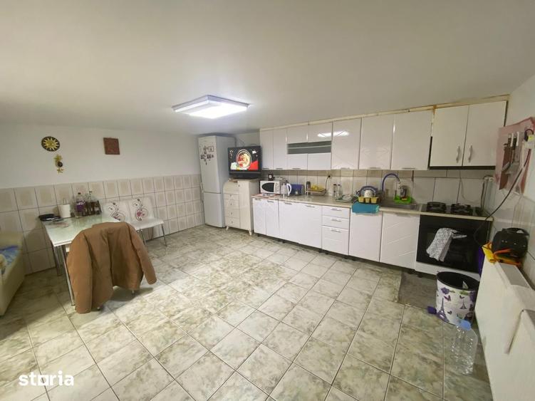 Casă cu 9 camere cu Teren 2892 Mp în Obreja