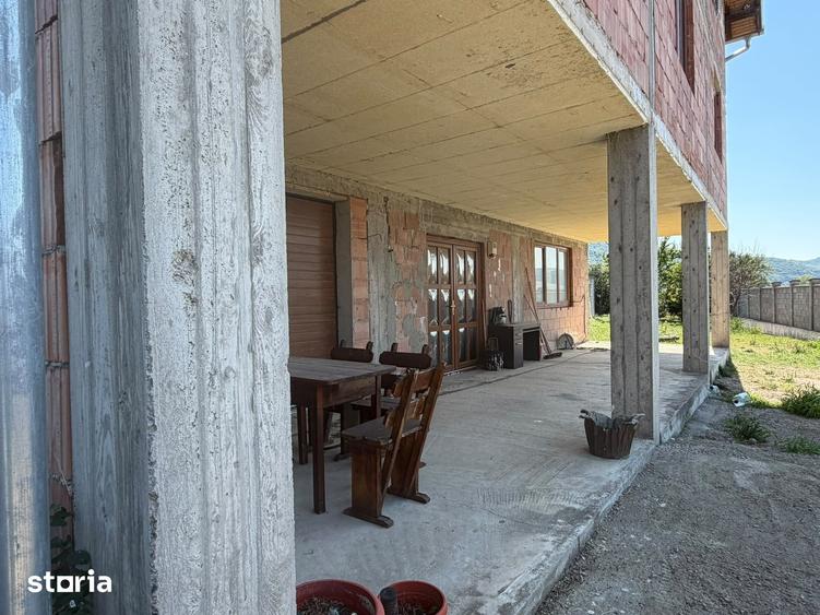 Casă cu 9 camere cu Teren 850 Mp în Brănișca