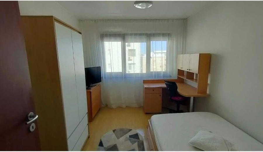 Apartament cu 3 camere semidecomandat în Dristor