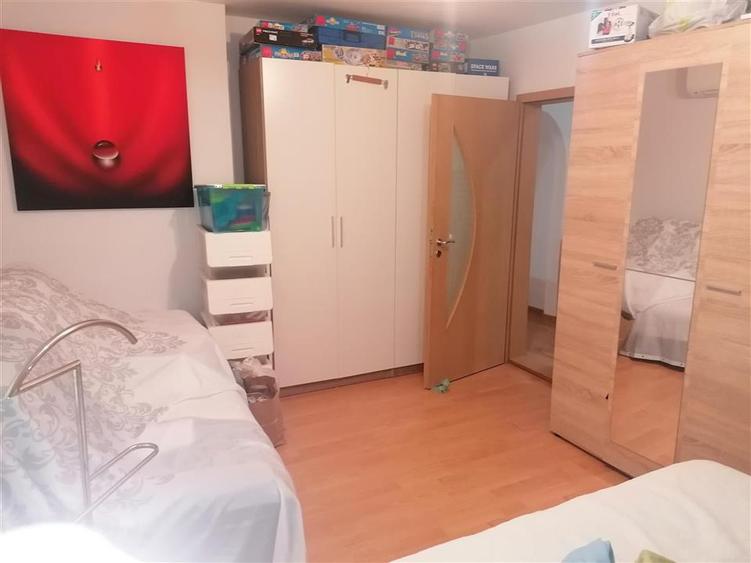 Apartament cu 4 camere decomandat în Soarelui