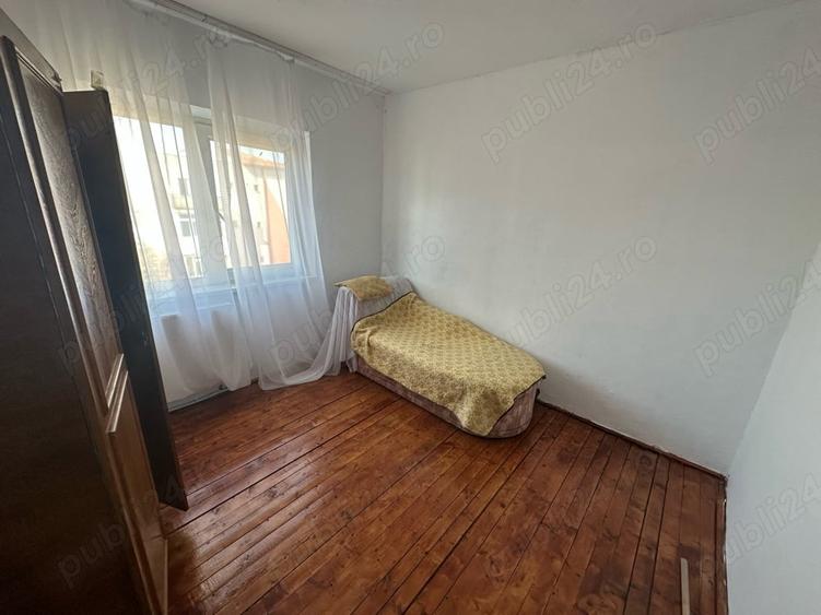 Apartament cu 3 camere semidecomandat în Central
