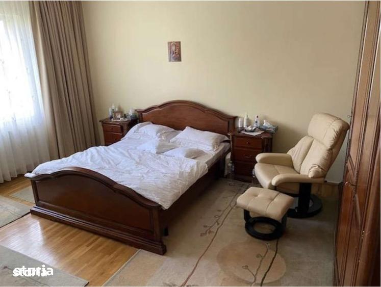 Casă cu 8 camere cu Teren 1450 Mp în Păulești