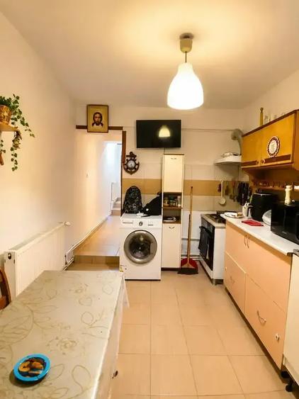 Casă cu 8 camere cu Canalizare în Domenii