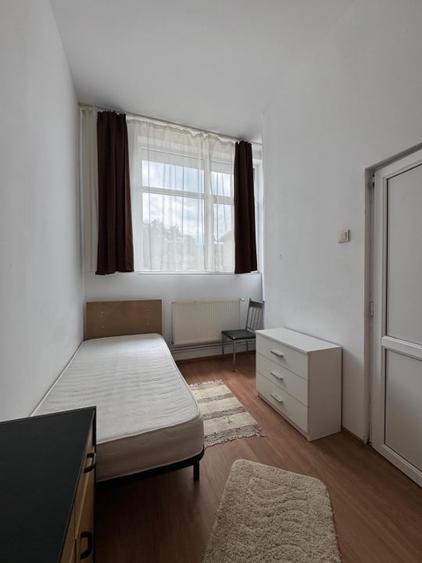 Casă individuală cu 18 camere decomandat cu Canalizare în Carierei