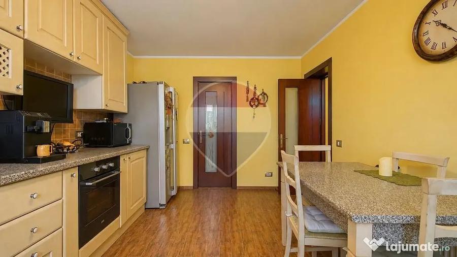 Casă cu 7 camere cu Teren 519 Mp în Cristian