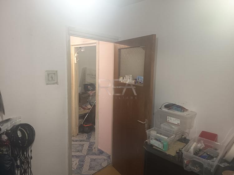 Apartament cu 3 camere semidecomandat în Berceni