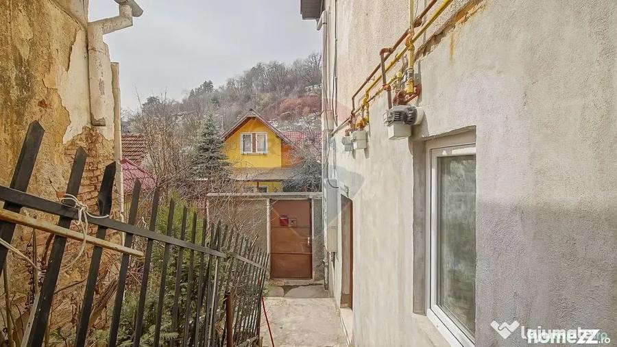 Apartament cu 3 camere semidecomandat în Schei