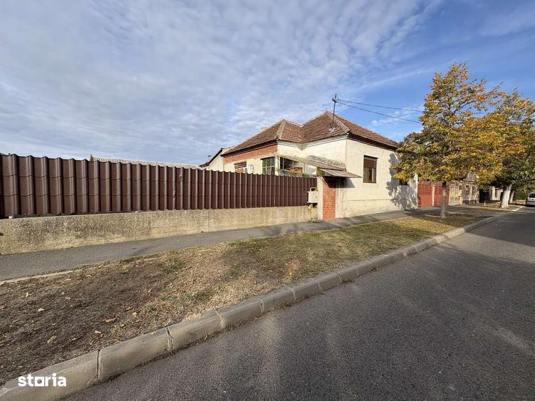 Casa Romaneasca de vanzare 8camere teren 624mp 22ml Bujac cu potential - 1
