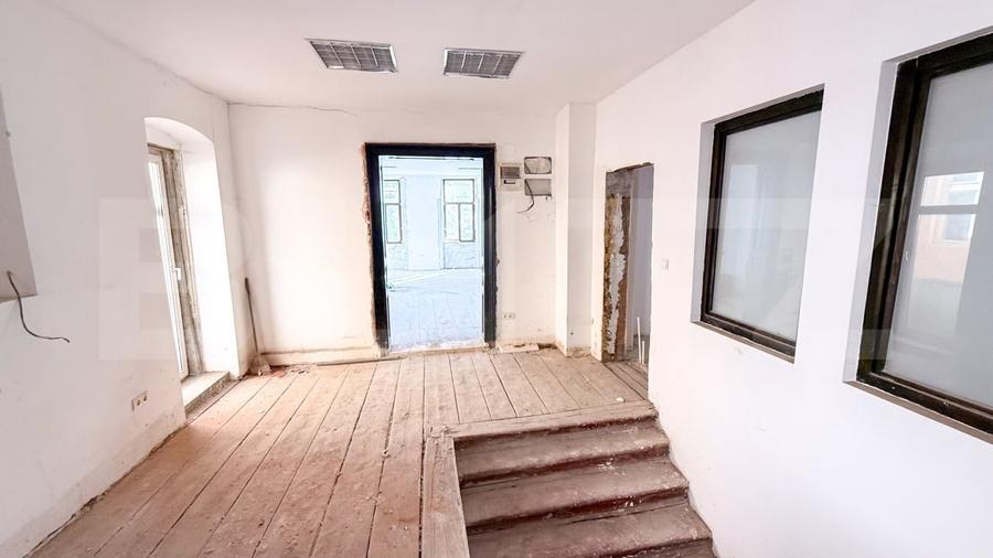 Casă individuală cu 6 camere cu Canalizare în Central
