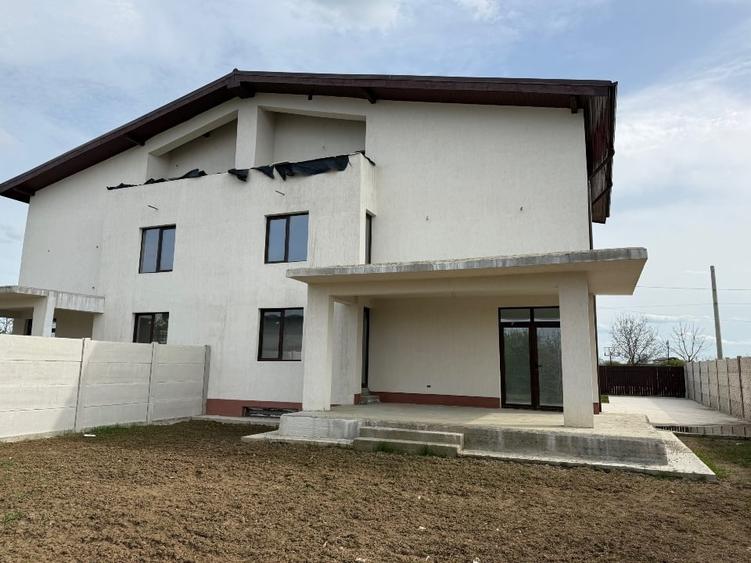 Casă individuală cu 5 camere cu Canalizare în Dârvari