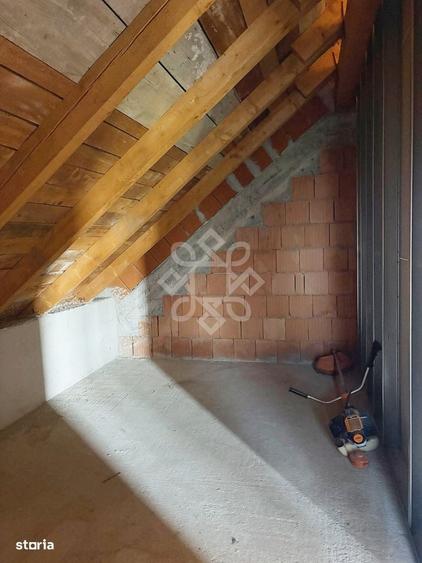 Casă cu 4 camere în Sântandrei