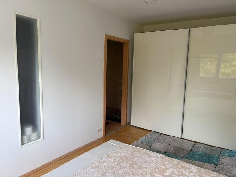 Apartament cu 3 camere decomandat în Medicină