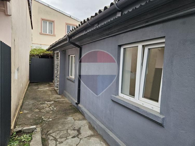 Casă individuală cu 6 camere cu Teren 250 Mp în Vitan