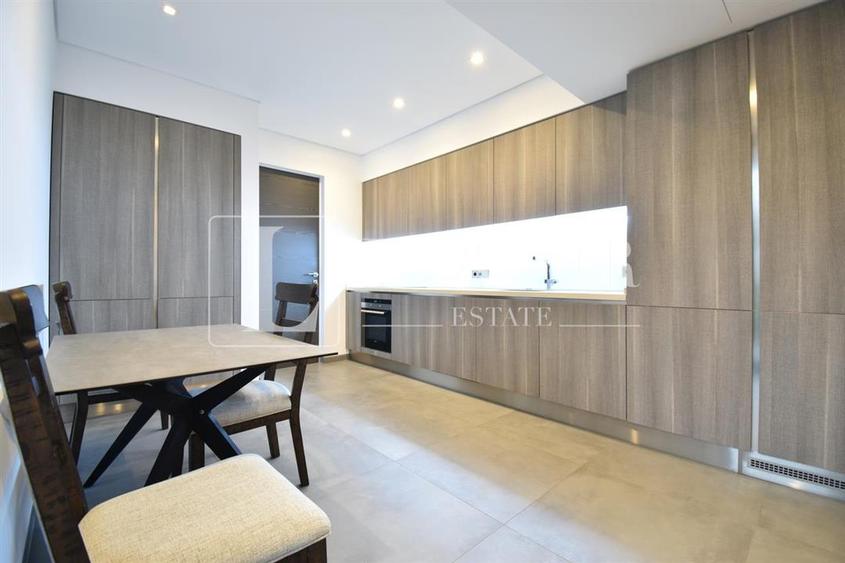 Apartament cu 5 camere decomandat în Primăverii