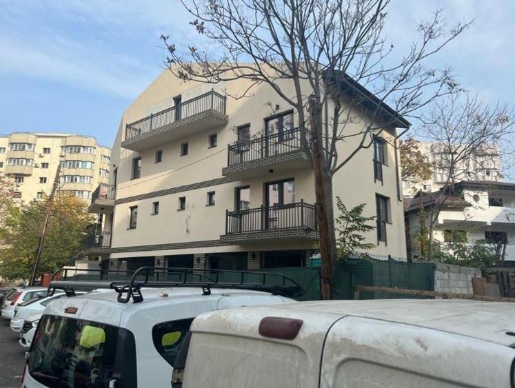 Casă individuală cu 13 camere cu Canalizare în Vitan Mall