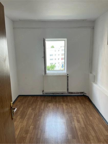 Apartament cu 3 camere semidecomandat în Mioriței