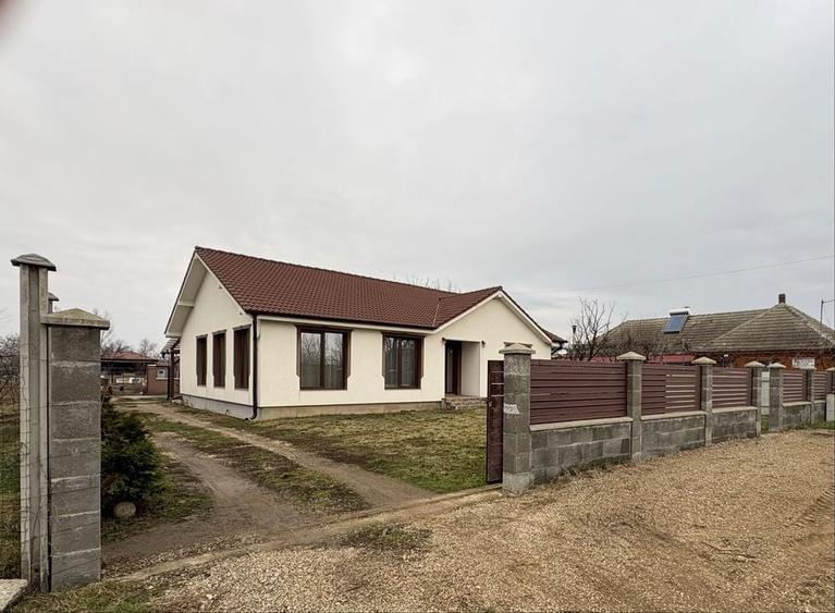 Casă cu 3 camere în Sălard