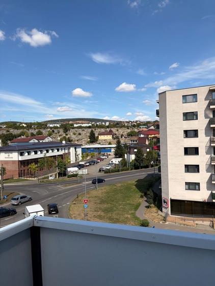 Apartament cu 4 camere decomandat în Dâmbul Rotund
