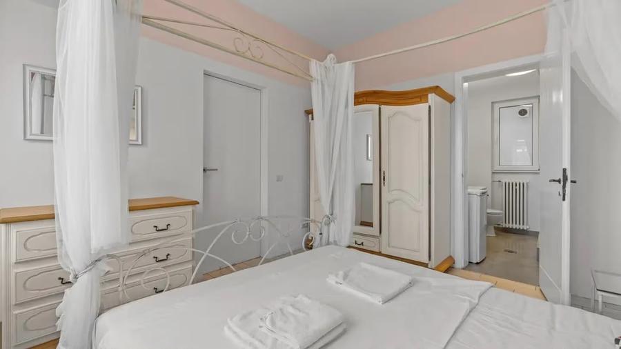 Apartament cu 3 camere semidecomandat în Universitate