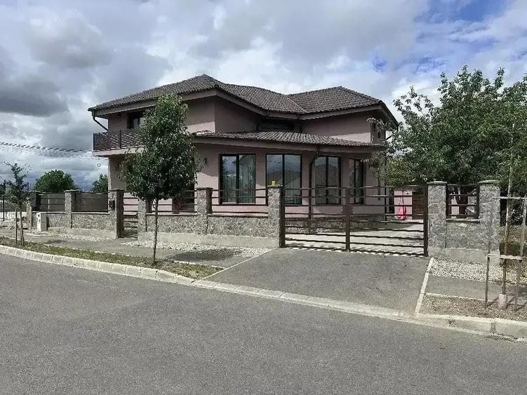 Casă cu 3 camere cu Teren 500 Mp în Exterior Vest
