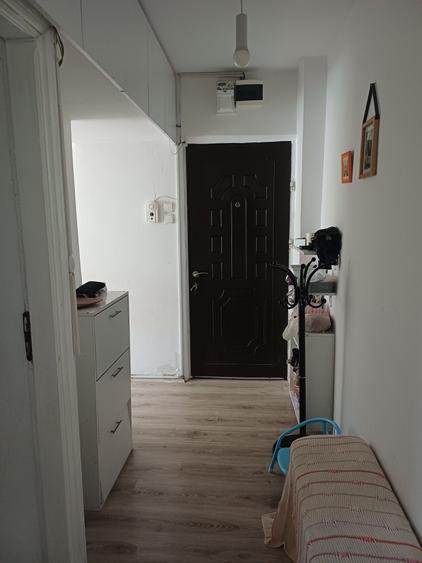 Apartament cu 2 camere semidecomandat în Craiovița Nouă