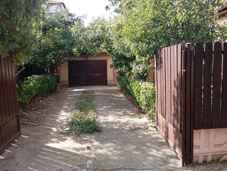 Proprietar vand casa cu713m teren in Calea Lipovei pe str ion Roata nr51 cu 4camere 2 bai si 2 bucatari camera tehnica , camara si garaj - 7