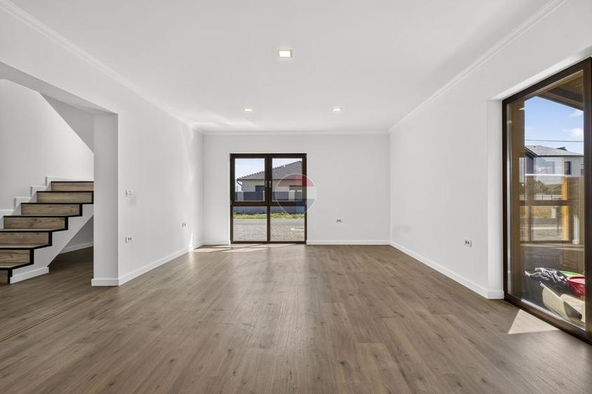 Casă cu 7 camere cu Teren 437 Mp în Livada