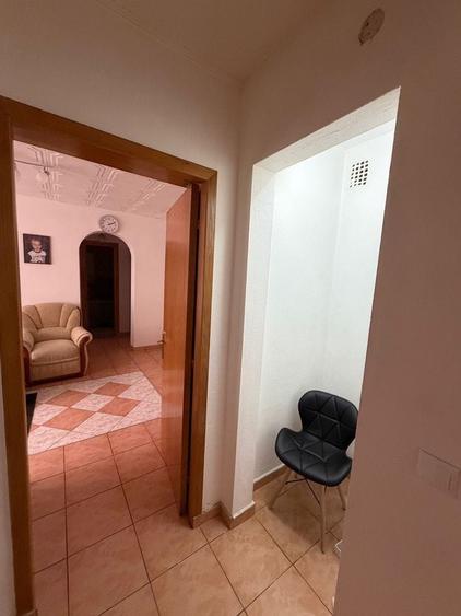 Apartament cu 3 camere semidecomandat în Berceni