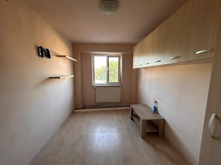 Apartament cu 3 camere decomandat în Viziru 3