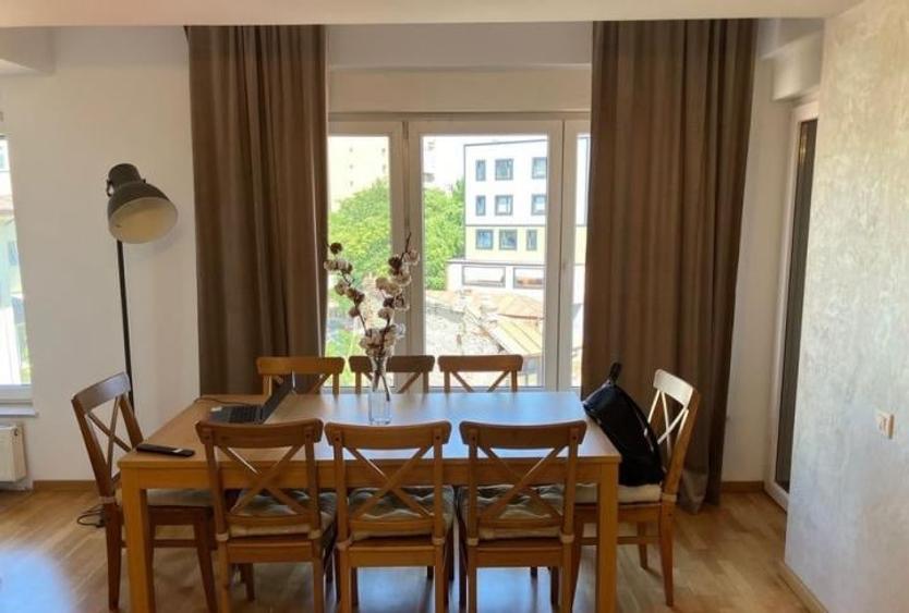 Apartament cu 3 camere semidecomandat, mobilat în Dacia