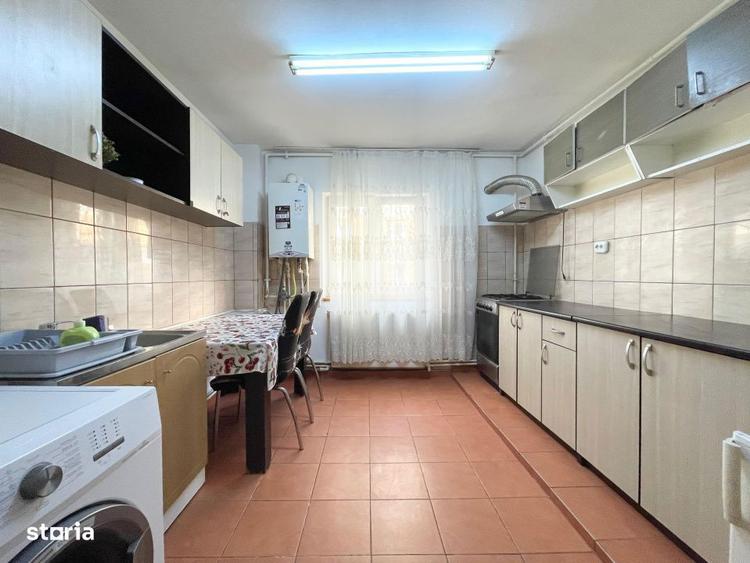 Apartament cu 3 camere semidecomandat, mobilat în Girocului
