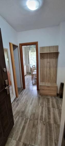 Apartament cu 2 camere semidecomandat, mobilat în Tei