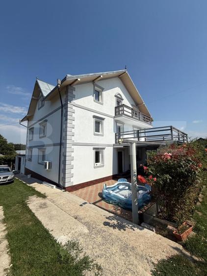 Casă individuală cu 9 camere cu Teren 800 Mp în Periferie