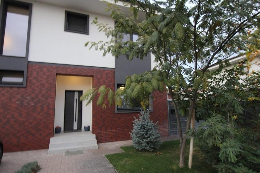 Casă cu 5 camere cu Teren 600 Mp în Corbeanca