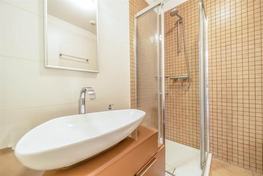 Apartament cu 4 camere semidecomandat în Aviatorilor