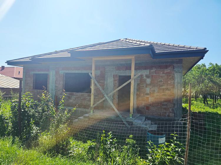 Casă individuală cu 4 camere cu Canalizare în Central