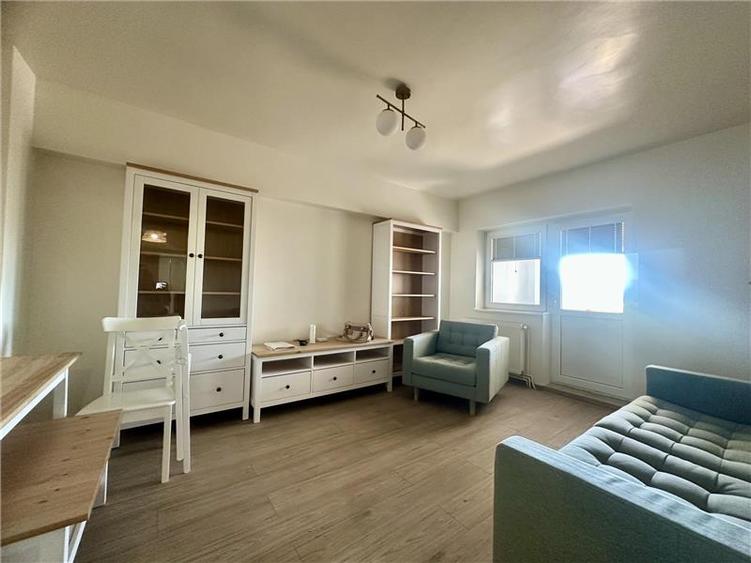 Apartament cu 3 camere decomandat în Aeroport
