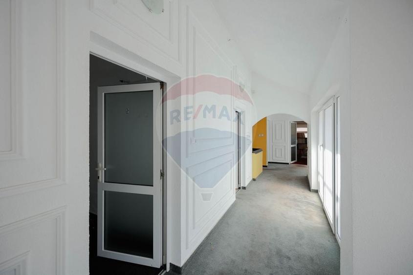Casă individuală cu 15 camere cu Teren 380 Mp în Decebal
