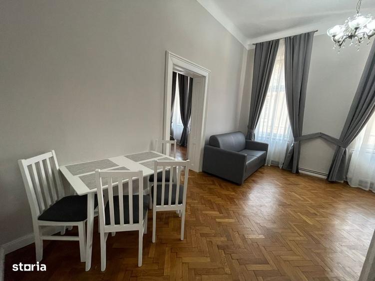 Apartament cu 8 camere decomandat în Exterior Vest