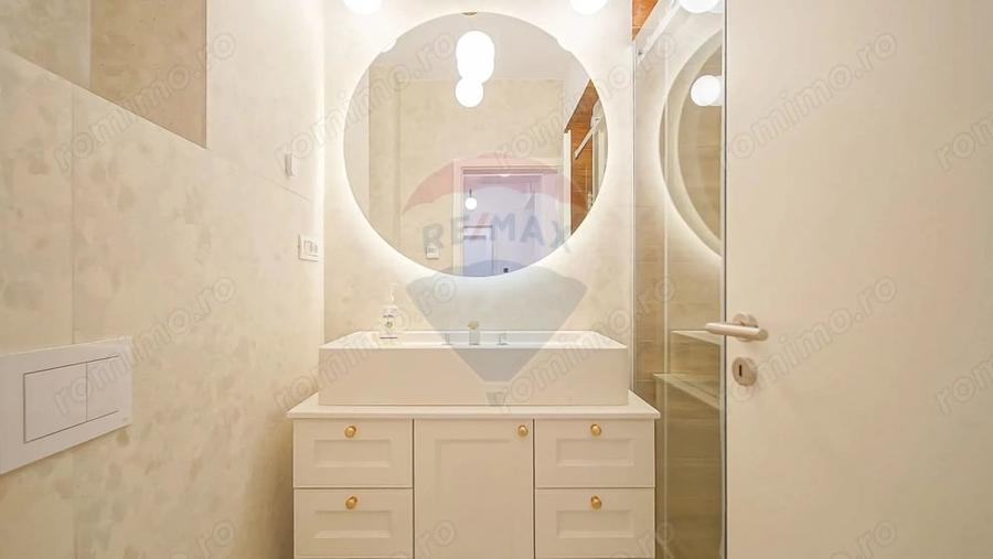 Apartament cu 3 camere decomandat în Noua