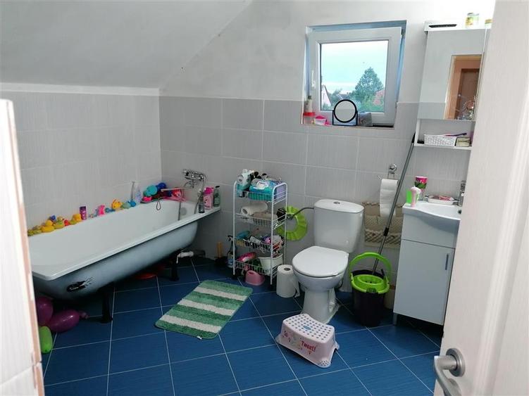 Casă individuală cu 5 camere cu Teren 500 Mp în Exterior Vest