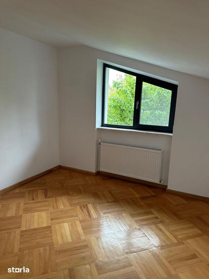 Casă cu 9 camere cu Teren 550 Mp în Drumul Taberei
