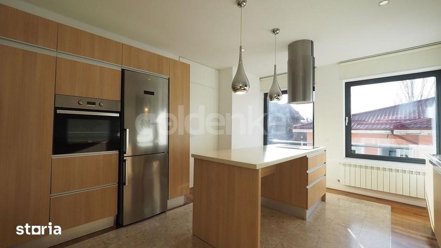 Apartament cu 5 camere în Aviatorilor