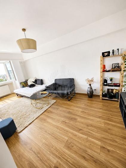 Apartament cu 3 camere semidecomandat, mobilat în Central