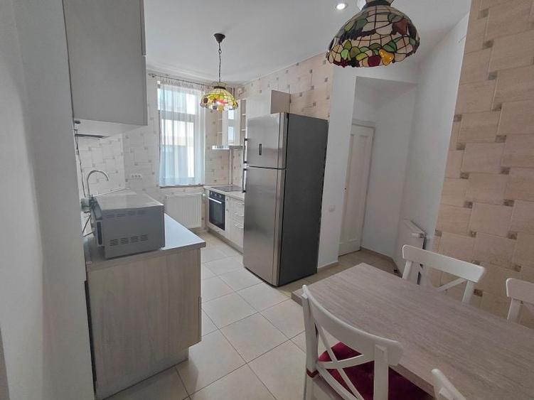 Apartament cu 4 camere semidecomandat în Aviatorilor
