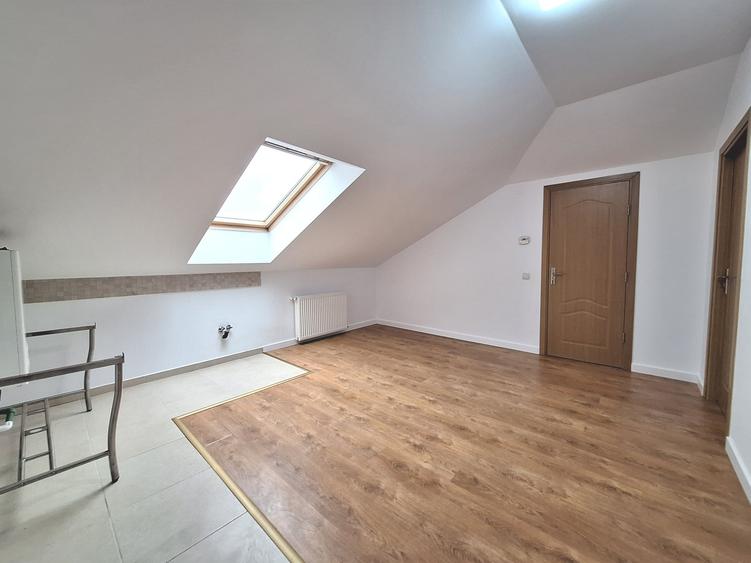Apartament cu 4 camere semidecomandat în Florești