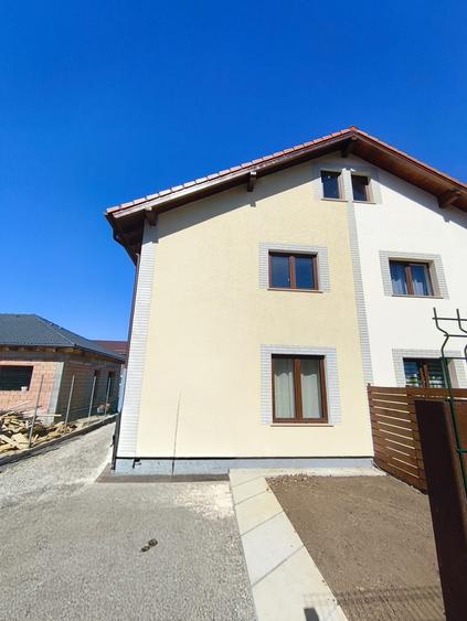 Duplex cu 4 camere cu Teren 300 Mp în Exterior Est